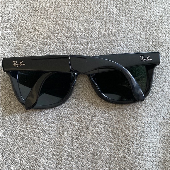 Ray-Ban Classic Black Folding Wayfarer Sunglasses - Picture 2 of 4